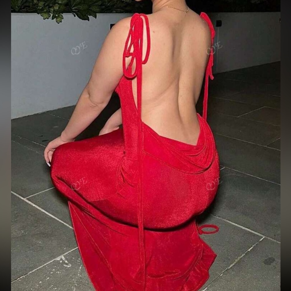 Red backless dress - Picture 3 of 3